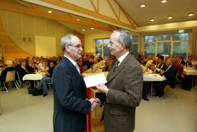Bürgermeister Schmidt gratuliert namens der Verbandsgemeinde und überreicht das Präsent der Verbandsgemeinde